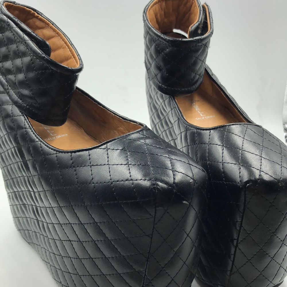 Jeffrey Campbell pointe